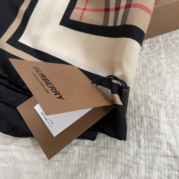 BURBERRY Montage SILK SCARF - Picture 8 of 9